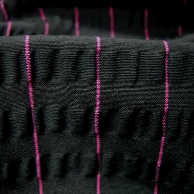 Maille stretch cloquee noire rayee fuchsia 2 