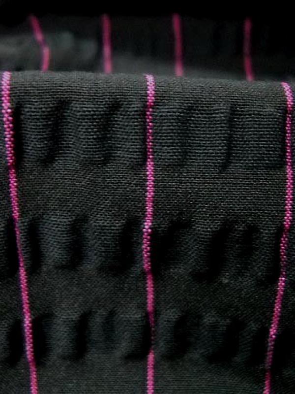 Maille stretch cloquee noire rayee fuchsia 2 