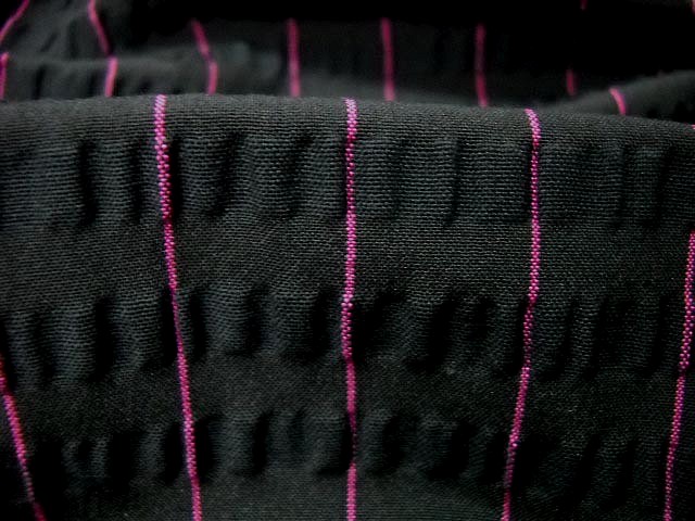 Maille stretch cloquee noire rayee fuchsia 2