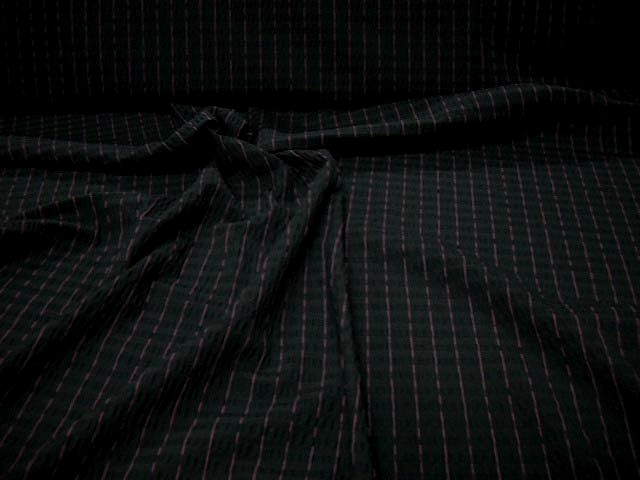 Maille stretch cloquee noire rayee fuchsia 3