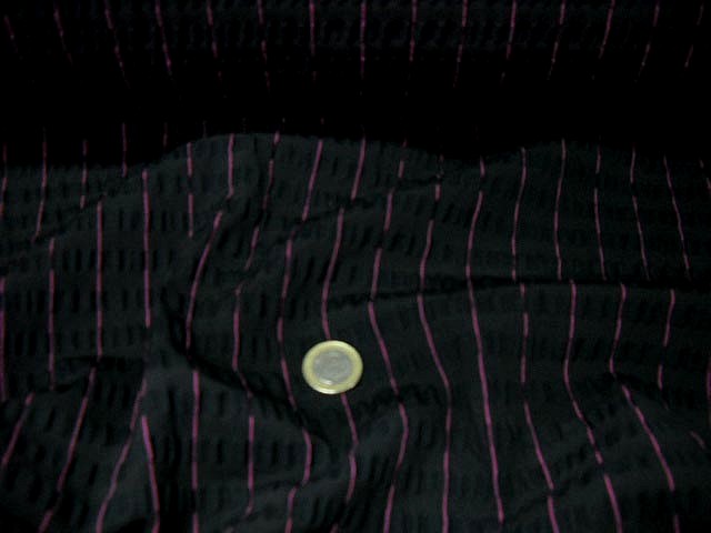 Maille stretch cloquee noire rayee fuchsia 4