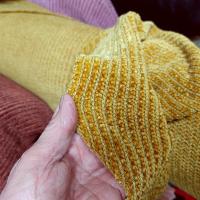 Maille velours chenille cotelee moutarde dore 4 