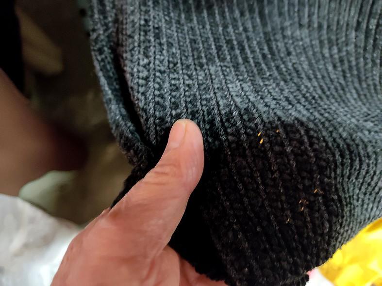 Maille velours chenille cotelee noire 1