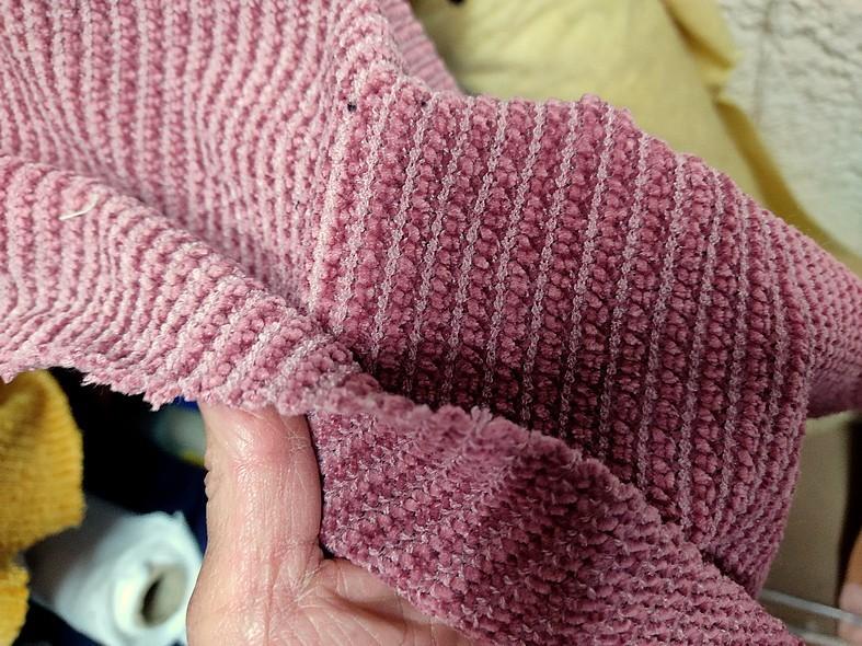 Maille velours chenille cotelee rose indien 2