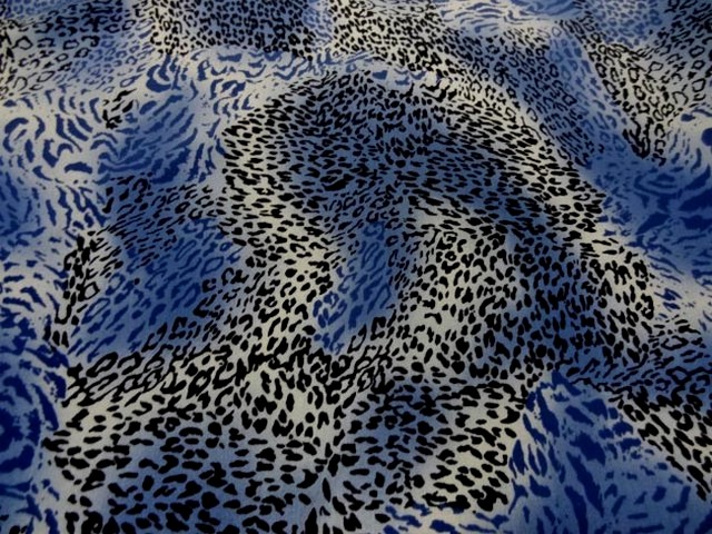 Microfibre imprimee fauve ton bleu blanc et noir