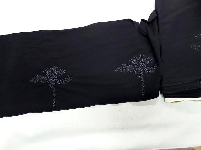 Motif fleur stylisee brodee noire sur lycra