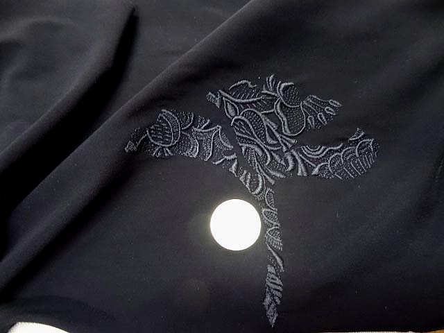 Motif fleur stylisee brodee noire sur lycra 1