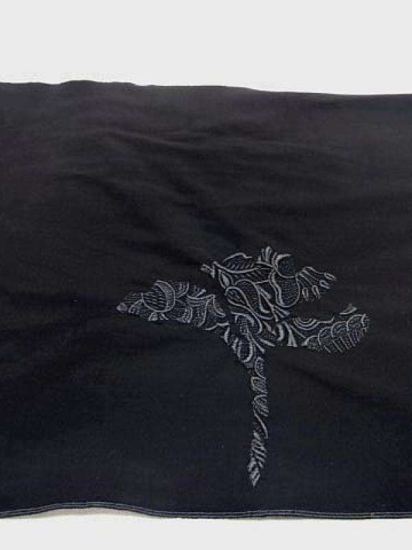 Motif fleur stylisee brodee noire sur lycra 2 