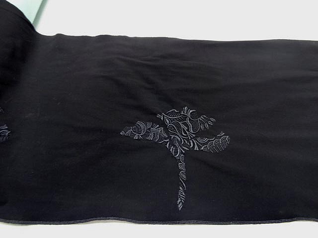 Motif fleur stylisee brodee noire sur lycra 2