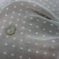 Mousseline blanc casse a plumetis 4 