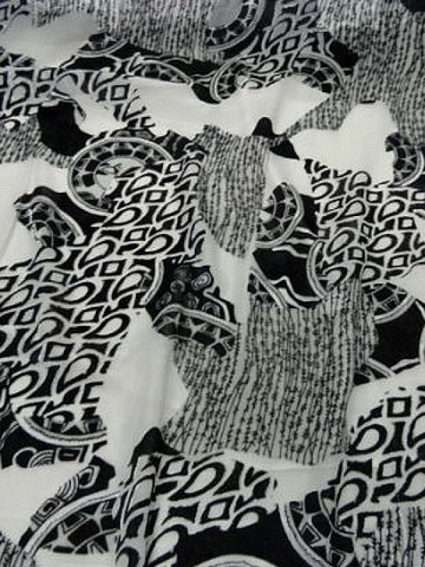 Mousseline blanche devoree velours motif celte noir et blanc 1 
