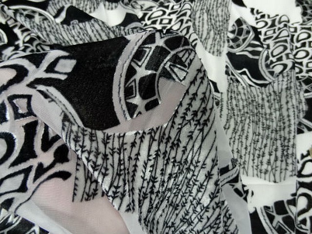 Mousseline blanche devoree velours motif celte noir et blanc 2 