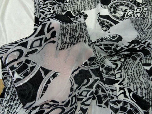 Mousseline blanche devoree velours motif celte noir et blanc 3 