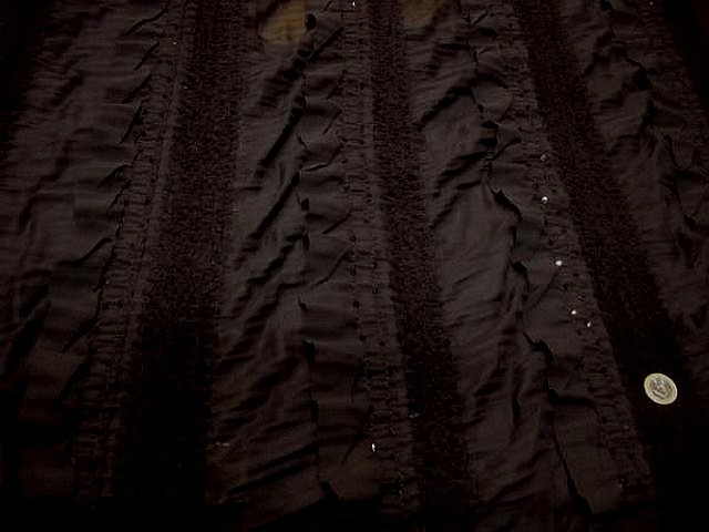 Mousseline chocolat a volants sequins et broderies 1