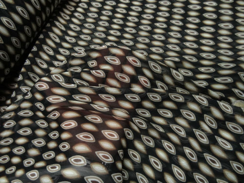 Mousseline crepon fond noir motif noyaux marron 1