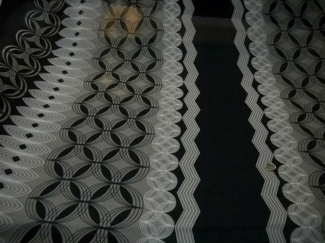 Mousseline crepon noire larges bandes motif orbes blanc gris 1 