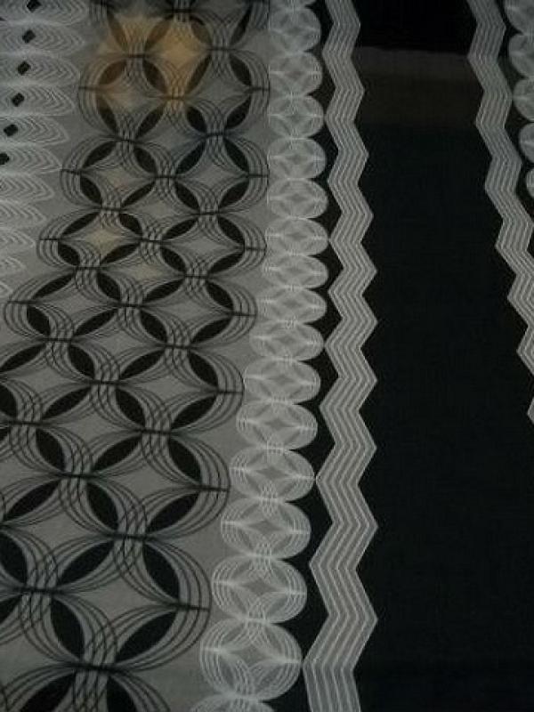 Mousseline crepon noire larges bandes motif orbes blanc gris 1 