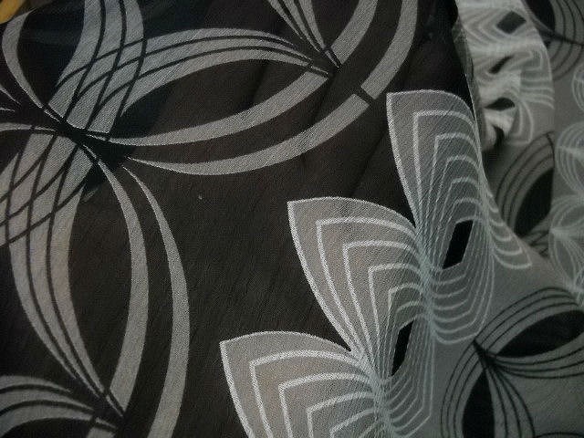 Mousseline crepon noire larges bandes motif orbes blanc gris 2