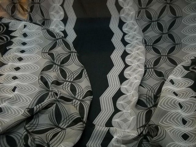 Mousseline crepon noire larges bandes motif orbes blanc gris 3