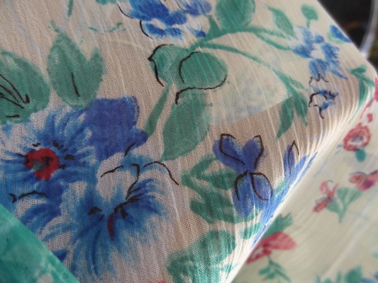 Mousseline crépon polyester grège fleuri 03