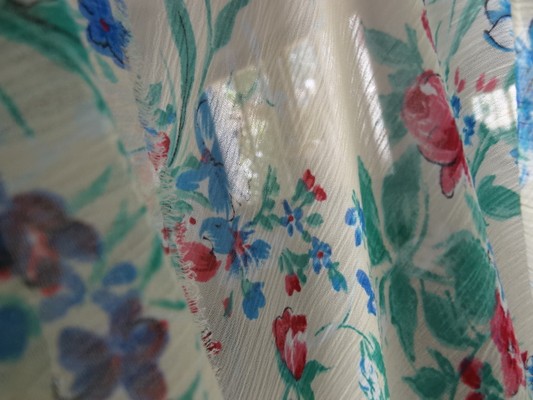 Mousseline crépon polyester grège fleuri 04