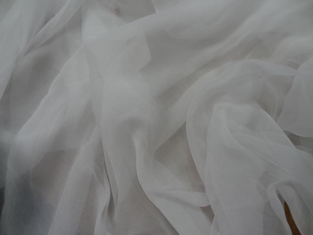 Mousseline de soie blanc casse creponnee 1