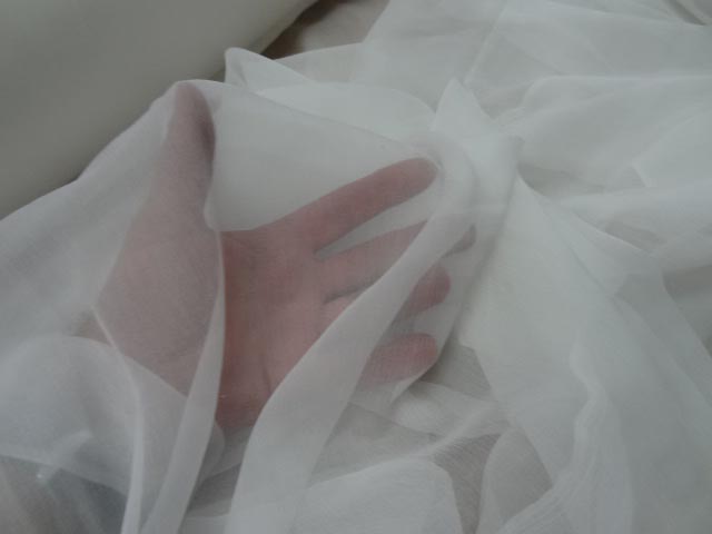 Mousseline de soie blanc casse creponnee 2