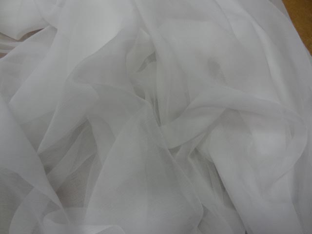 Mousseline de soie blanc casse creponnee 4