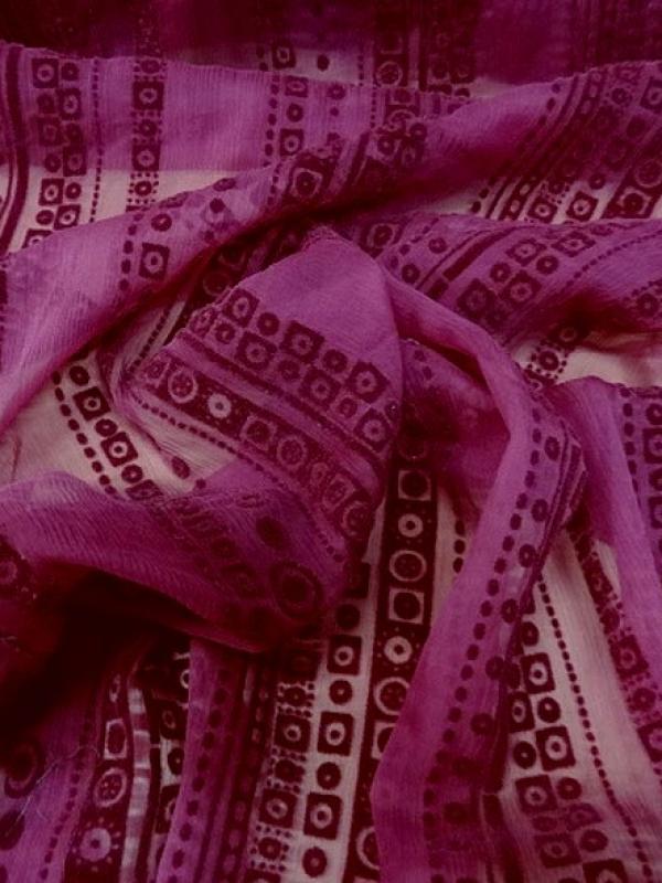 Mousseline de soie chiffon framboise application velours type indien 1 