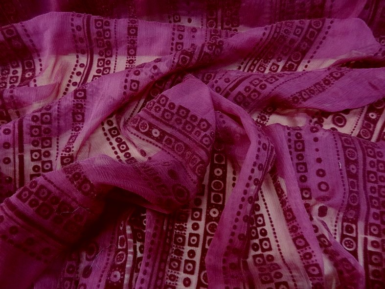 Mousseline de soie chiffon framboise application velours type indien 1