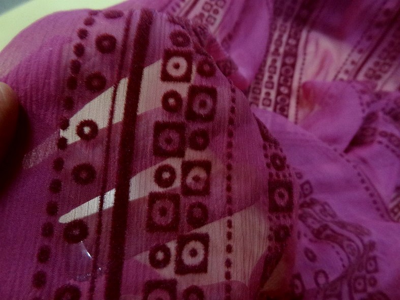 Mousseline de soie chiffon framboise application velours type indien 4