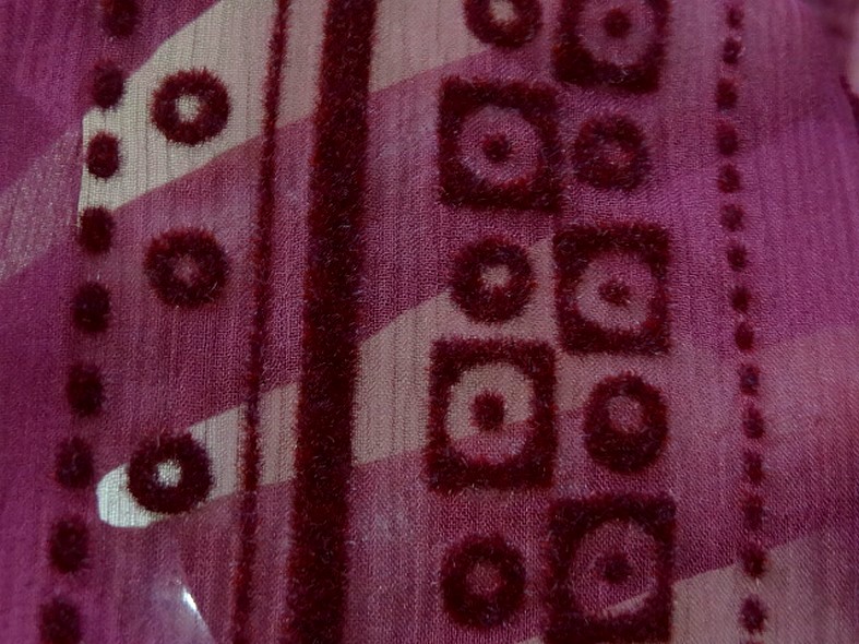 Mousseline de soie chiffon framboise application velours type indien 7