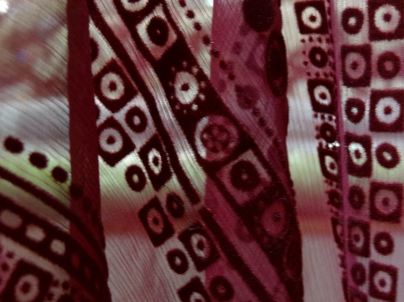 Mousseline de soie chiffon framboise application velours type indien 8