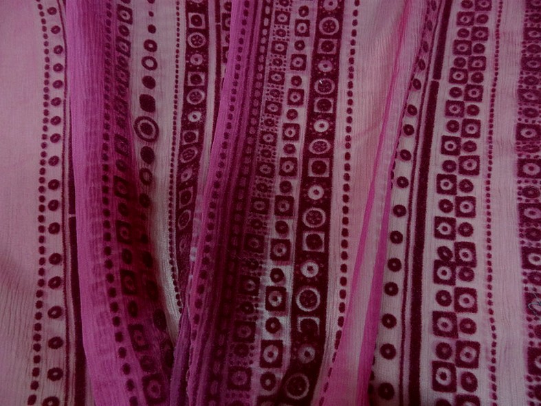 Mousseline de soie chiffon framboise application velours type indien 9
