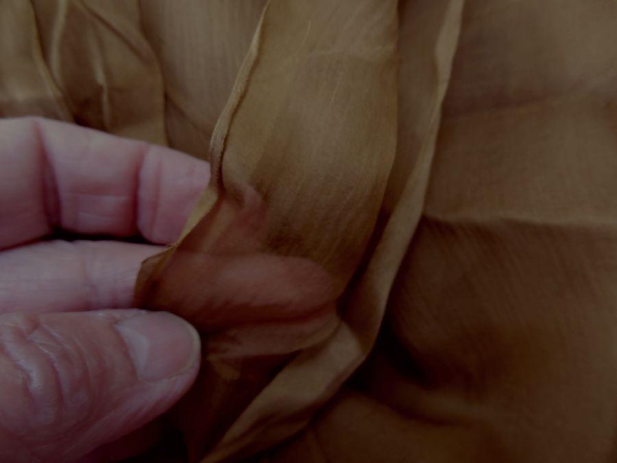 Mousseline de soie chiffon teinte noisette 2