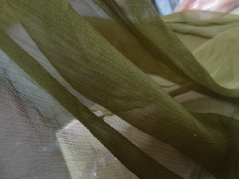 Mousseline de soie chiffon teinte olive 1