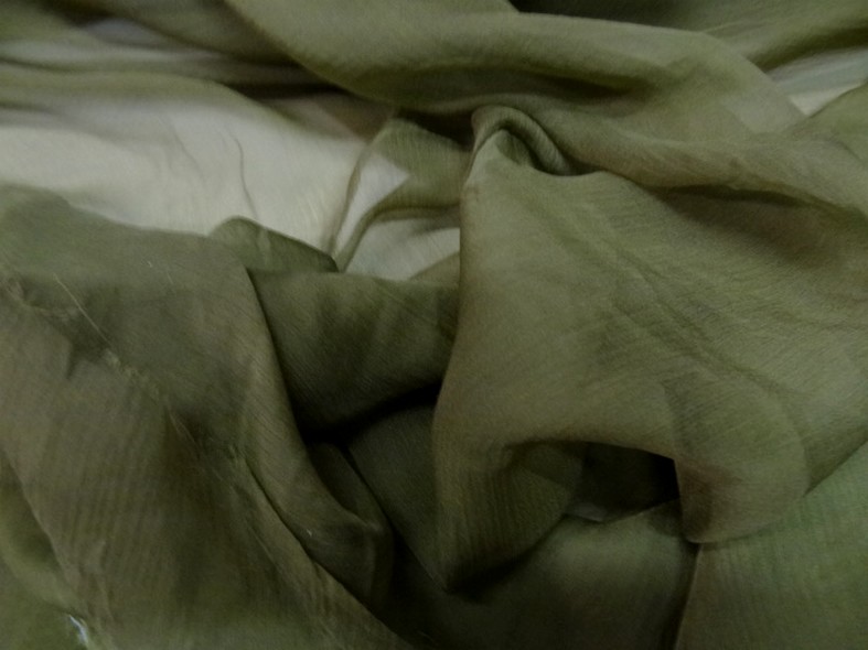 Mousseline de soie chiffon teinte olive 2