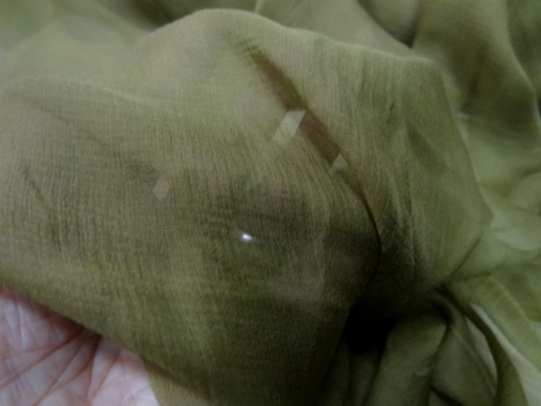 Mousseline de soie chiffon teinte olive 3