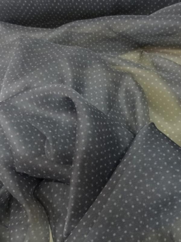 Mousseline de soie gris etain a petits pois 1