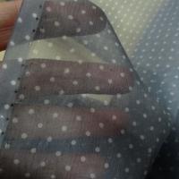 Mousseline de soie gris etain a petits pois 3 