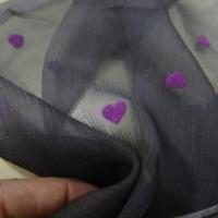 Mousseline de soie gris moyen coeurs magenta en applique 1 