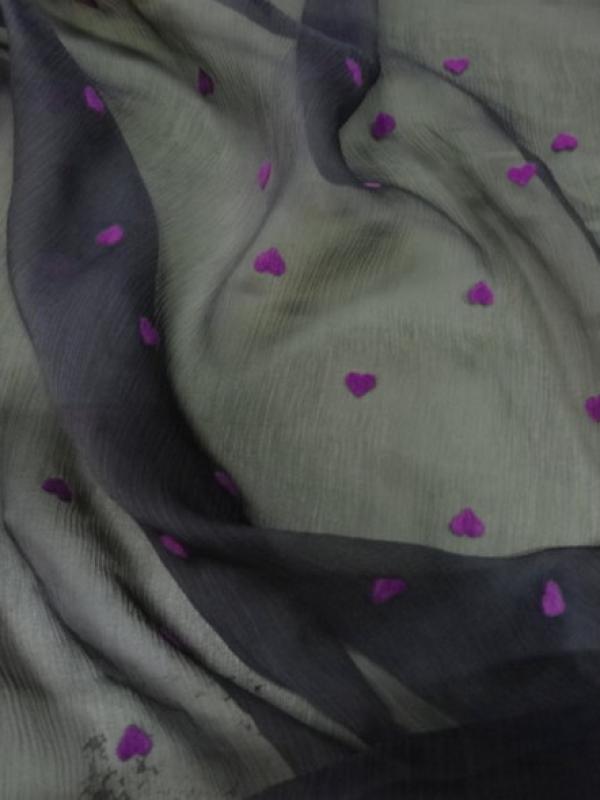 Mousseline de soie gris moyen coeurs magenta en applique 2 