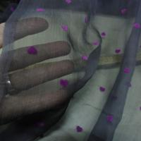 Mousseline de soie gris moyen coeurs magenta en applique 5 