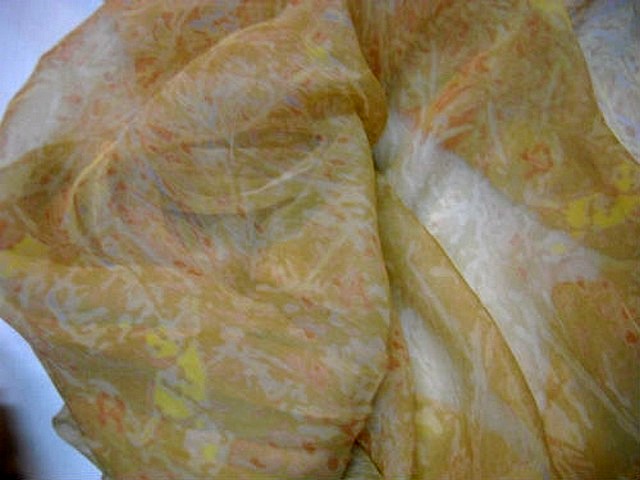 Mousseline de soie imprimee tons ocre abricot 2 