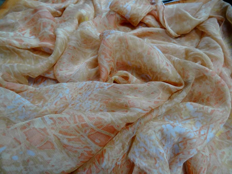 Mousseline de soie imprimee tons ocre et abricot 1