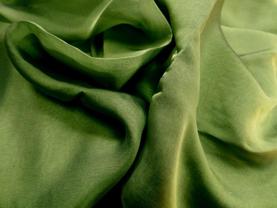 Mousseline de soie lisse vert avocat 1
