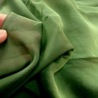 Mousseline de soie lisse vert avocat 2