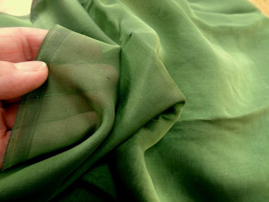 Mousseline de soie lisse vert avocat 2