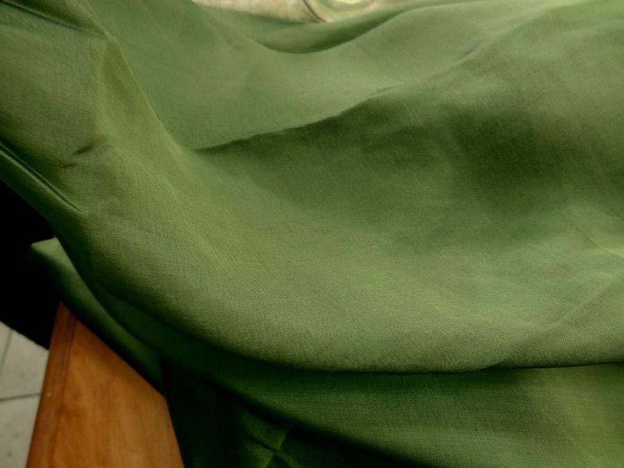 Mousseline de soie lisse vert avocat 3