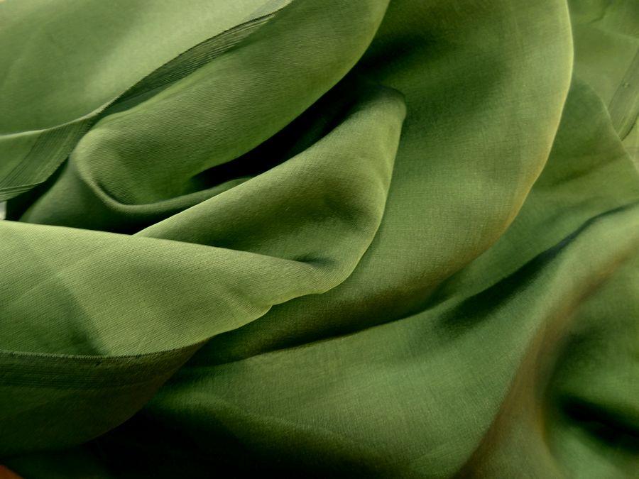 Mousseline de soie lisse vert avocat 4